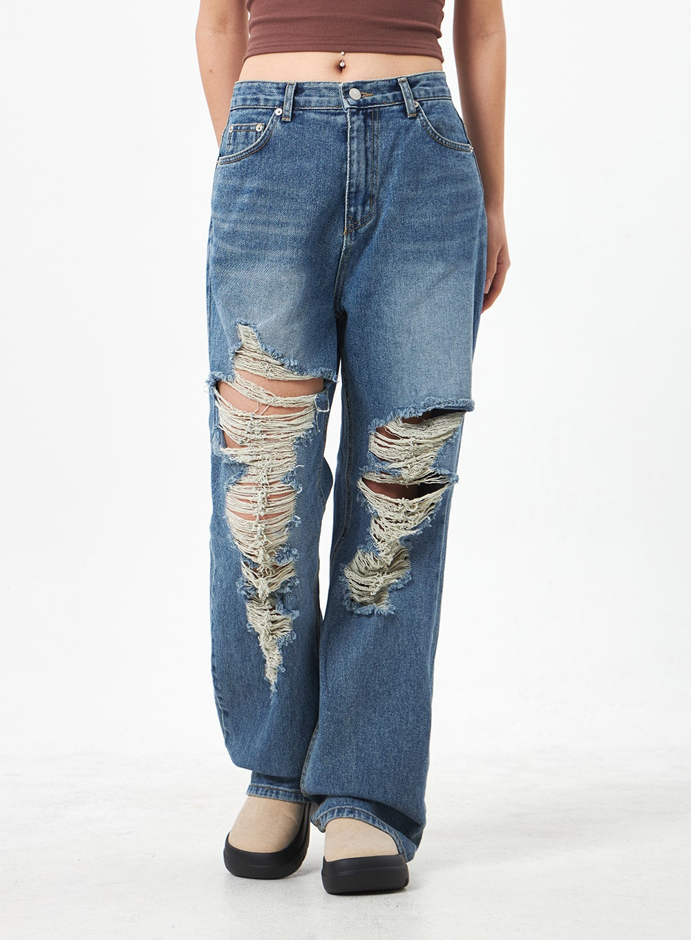 Wide Ripped Jeans CA304 in medium blue, front waist-to-hem close-up on model, highlighting large destroyed knee rips with heavy fraying on wide-leg cotton denim.
