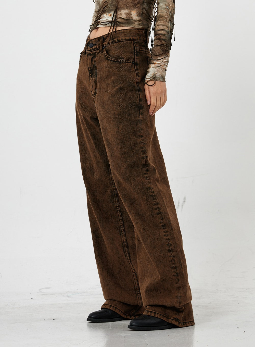 Washing Wide Jeans Unisex CS21 in brown, side close-up on model from waist to ankle, washed gradation cotton denim, showing wide-leg drape, side seam detail, and low hem stack.