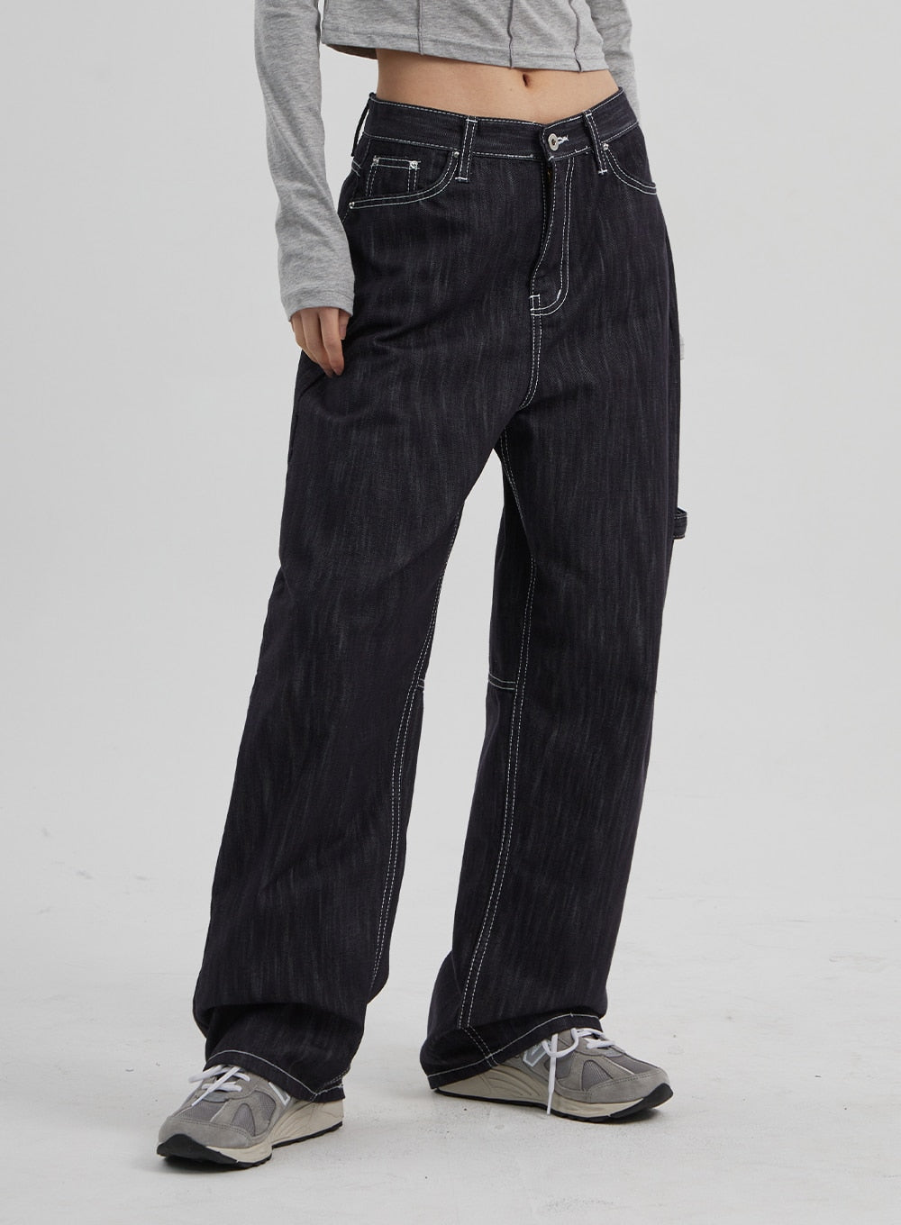 Mid-Rise Baggy Jeans CF307 in dark indigo, front three-quarter close-up on model, carpenter-style wide-leg denim with utility knee panel seam and white contrast topstitching.
