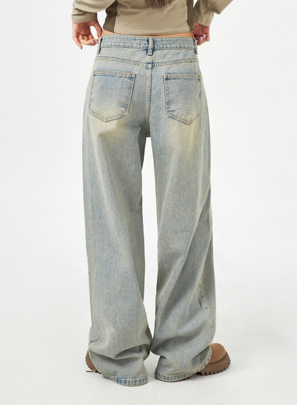 Light Blue Baggy Jeans CM323 in light blue, back view close-up from waist to hem on model, two back patch pockets with stitching, wide-leg denim with vintage washed finish.