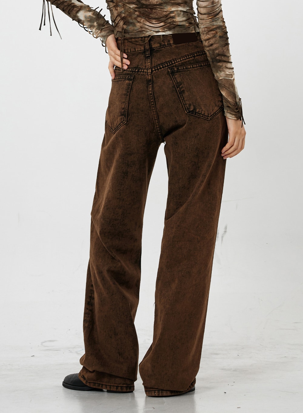 Washing Wide Jeans Unisex CS21 in brown, back close-up from waist to hem on model, washed gradation denim, back pockets with contrast topstitching, relaxed wide-leg fit visible.