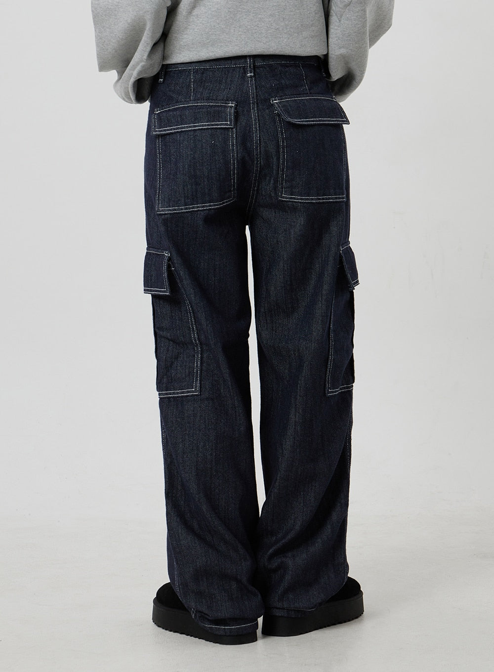 Wide Cargo Jeans CF302 in dark indigo, back view full-length on model, rear patch pockets and side cargo pockets with contrast white topstitching, wide-fit cotton denim.