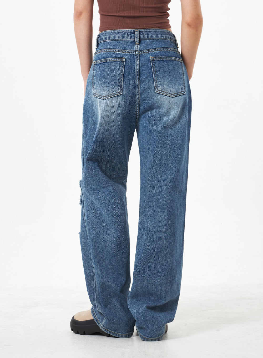Wide Ripped Jeans CA304 in medium blue, back full-length view on model, showing dual back pockets, clean waistband, slight knee distressing visible on side, wide straight leg silhouette.