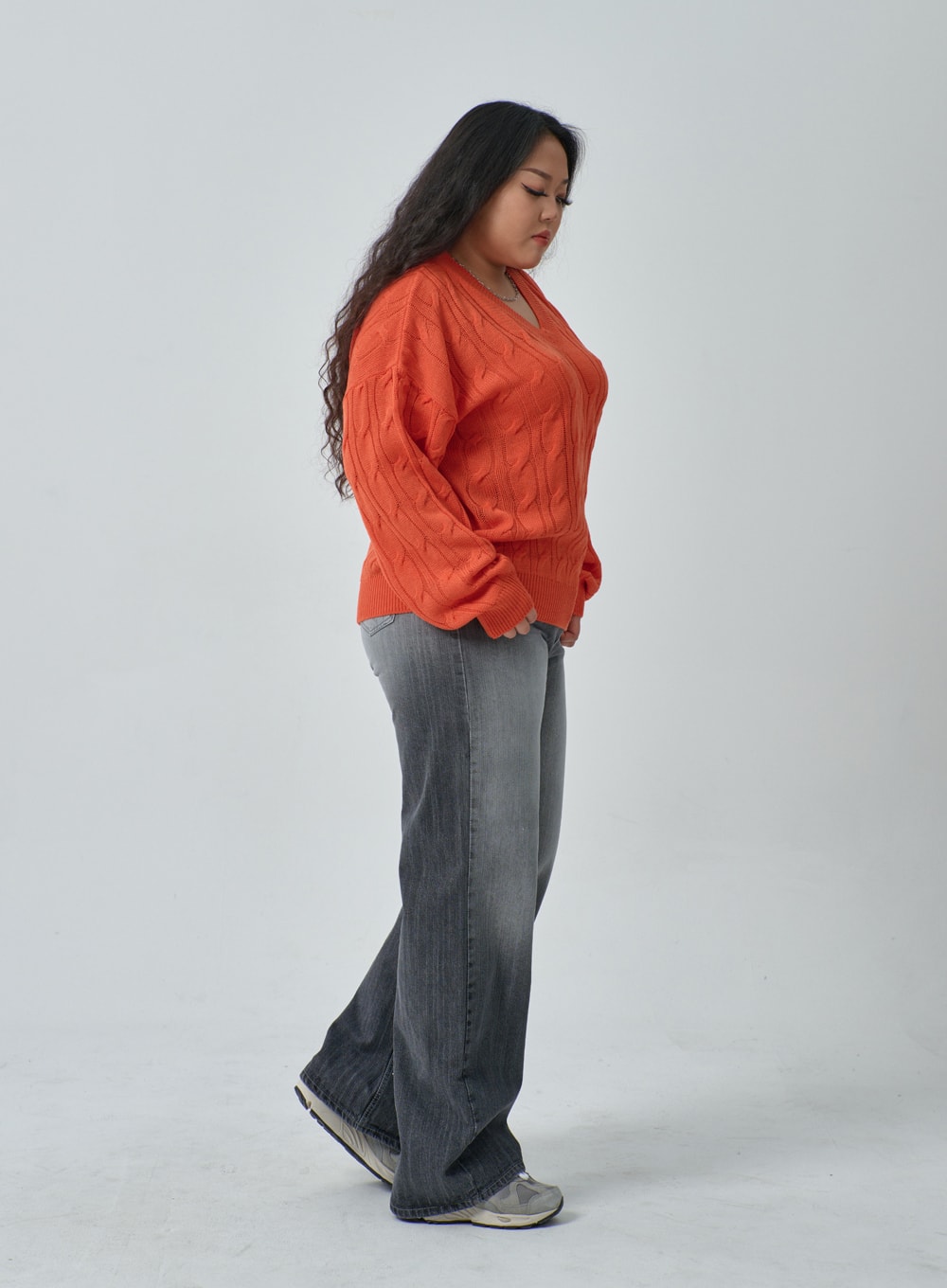 Plus Light Wash Wide Leg Jeans IF317 in grey wash, side profile on plus-size model looking down, wide leg washed denim with slight flare at hem, paired with orange cable-knit sweater.