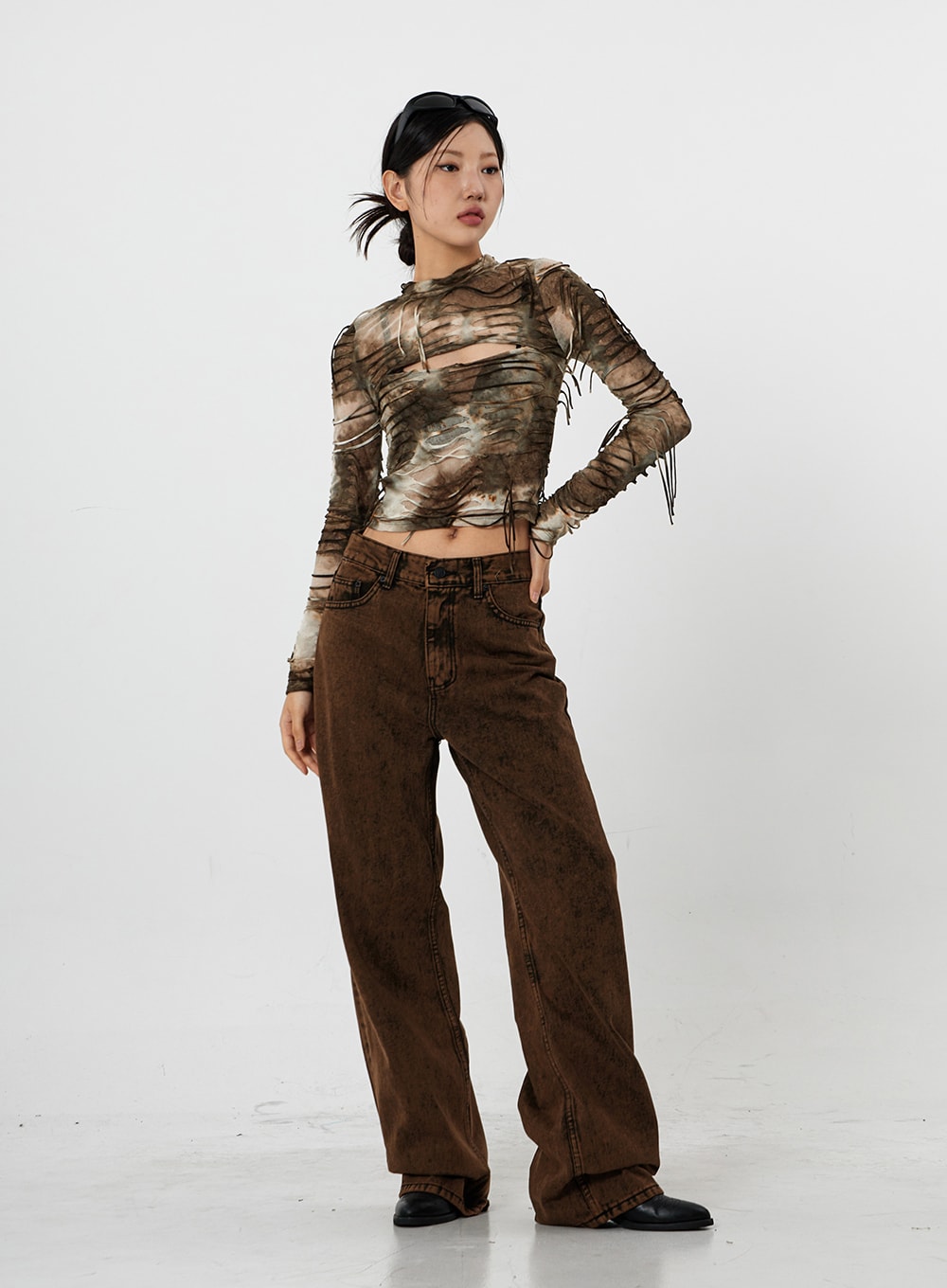 Washing Wide Jeans Unisex CS21 in brown, full-length front view on model, washed gradation wide-leg cotton jeans, model standing with hand on hip, street-style look with mesh fringe crop top.