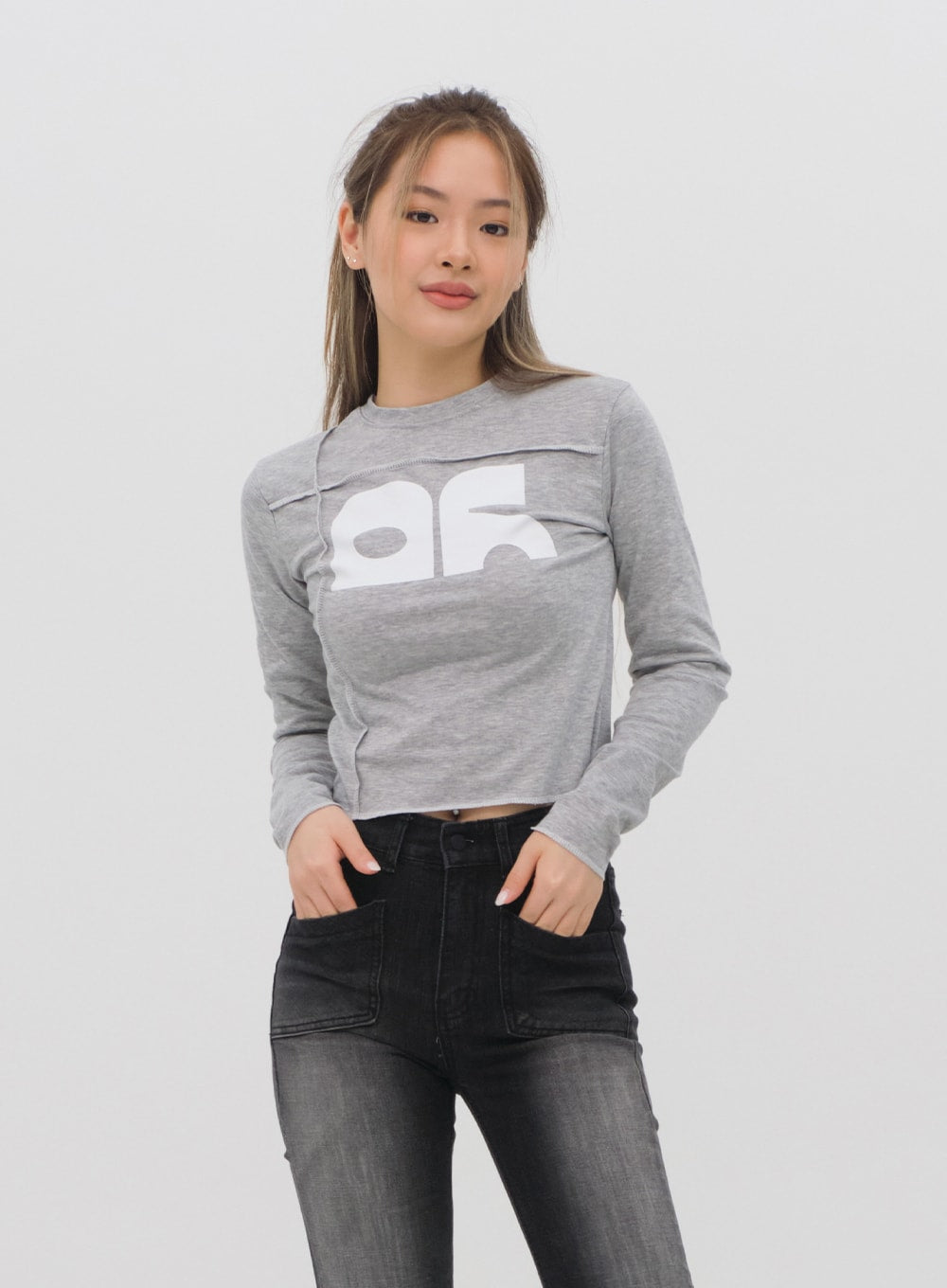 Bootcut Jeans M4 in black gradation wash, upper-body front close-up on model showing high waist and patch pocket detail, normal fit cotton denim, paired with grey crop top.