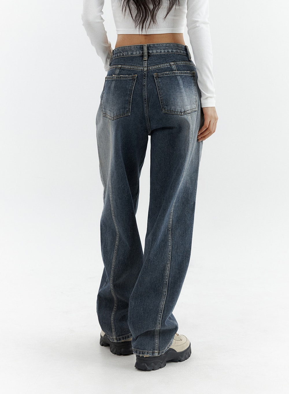 Washed Button Straight Leg Jeans CJ425 in dark blue, back close-up on model from waist to ankle, patch pockets with visible contrast stitching, washed denim wide straight leg and center seam detail.
