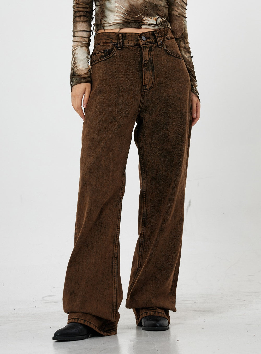 Washing Wide Jeans Unisex CS21 in brown, front waist-to-ankle crop on model, washed gradation denim, button fly and five-pocket detail visible, wide-leg opening with slight hem pool.