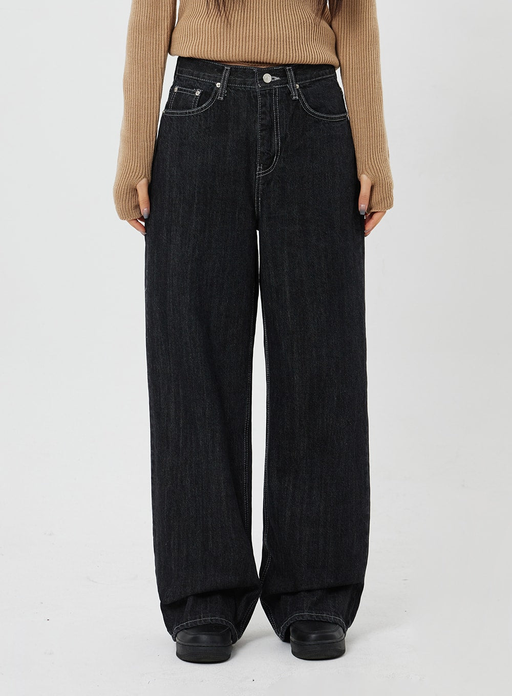Straight Leg Jeans CF315 in black, front waist-to-floor close-up on model, wide-fit straight-leg denim with high waist, five-pocket construction and contrast topstitching.