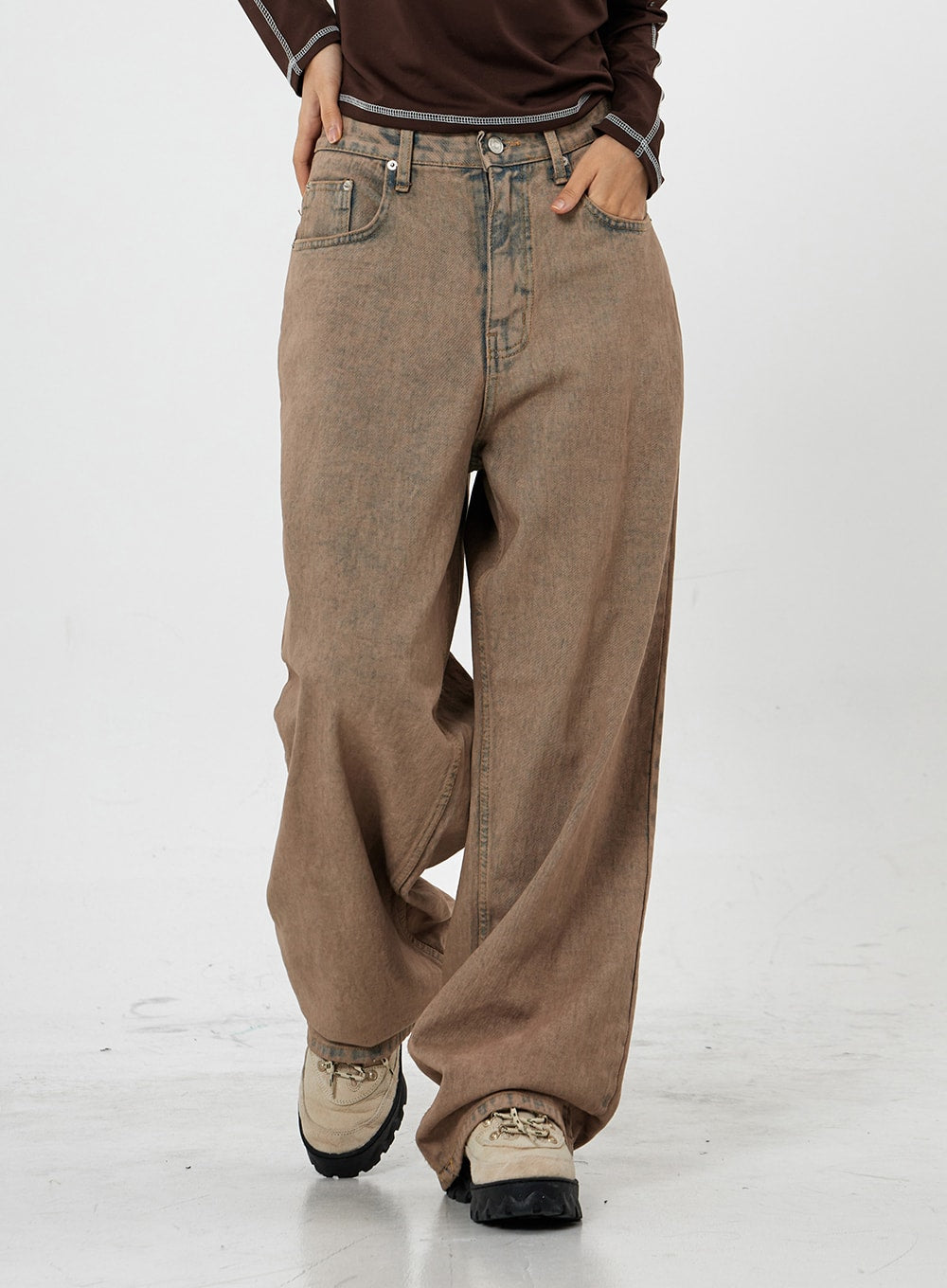 Raemon Wide Jeans Unisex CS21 in brown acid-wash, front detail shot from hips to ankle mid-stride, showing wide leg opening, acid-washed cotton texture, and cropped hem stacking.