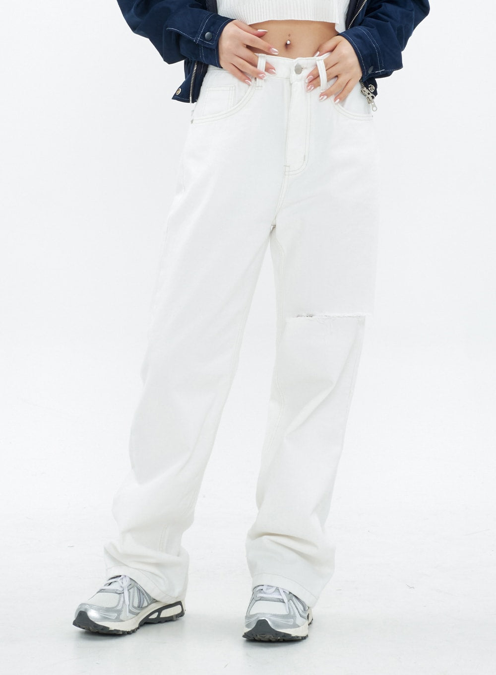 Torn Wide Leg Jeans CM18 in white, front waist-to-ankle close-up on model, highlighting waistband, contrast stitching, and prominent knee cut-out detail on wide-leg cotton denim.