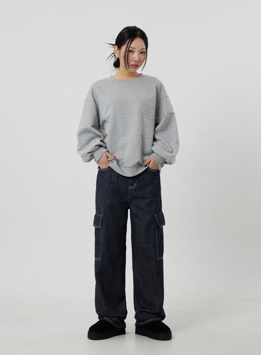 Wide Cargo Jeans CF302 in dark indigo, full-length front view on model with hands in pockets, wide-fit cotton denim with side cargo pockets and white contrast stitching, relaxed stance.