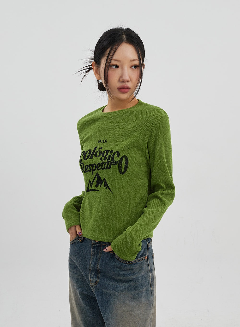 Mid-Rise Baggy Jeans Unisex CJ330 in vintage blue, upper-body and hip close-up on model from side-front angle, mid-rise waistband and faded denim texture visible with wide-leg opening.