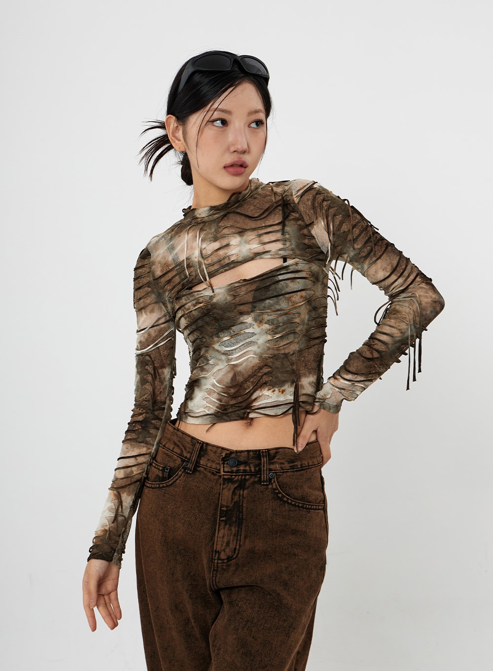 Washing Wide Jeans Unisex CS21 in brown, upper-body and waistband close-up on model, washed gradation denim waistband and top seam visible, paired with tie-dye fringe mesh top.