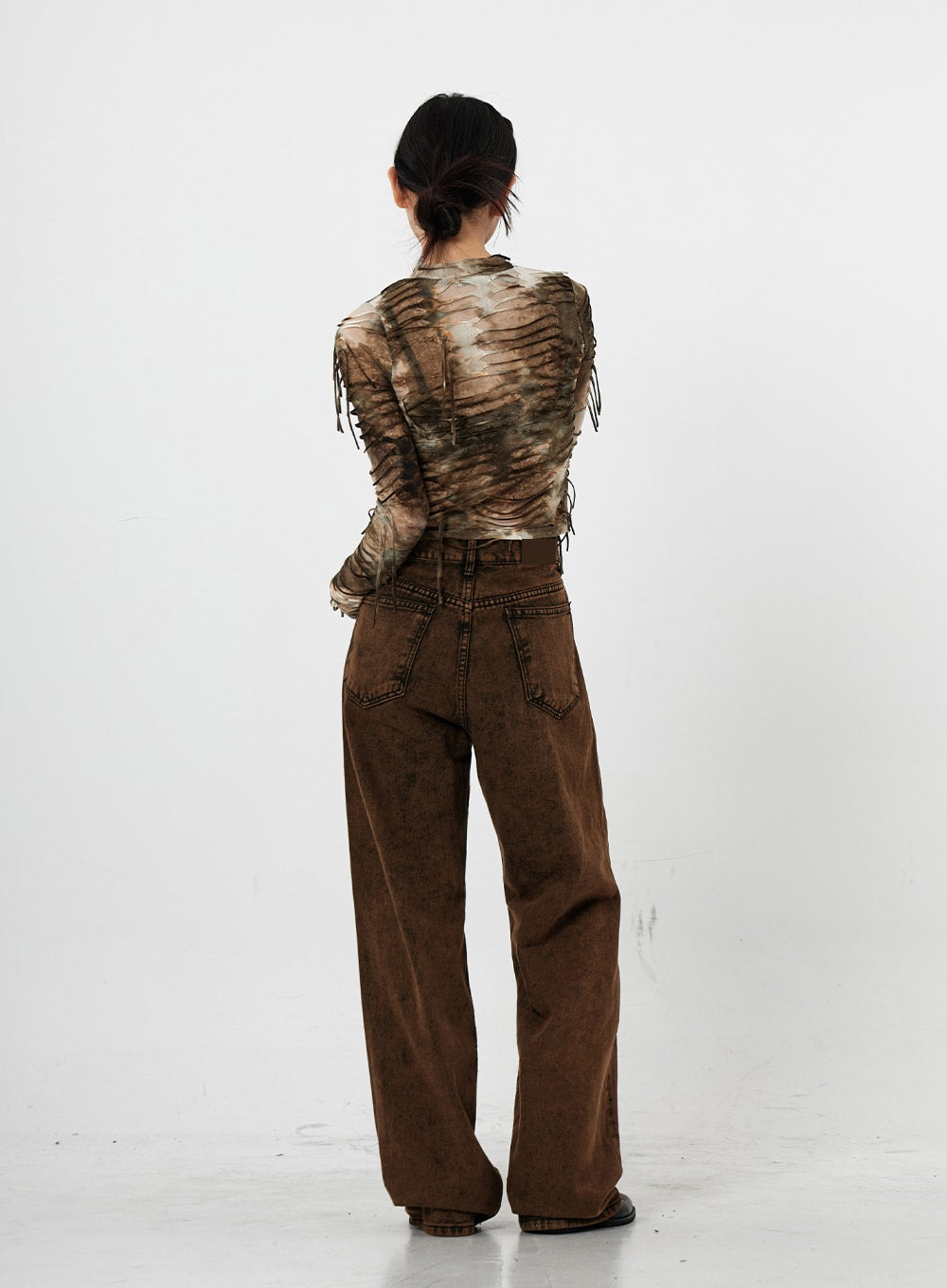 Washing Wide Jeans Unisex CS21 in brown, full-length back view on model, washed gradation cotton denim, back pockets with contrast stitching, wide-leg silhouette from waist to hem.