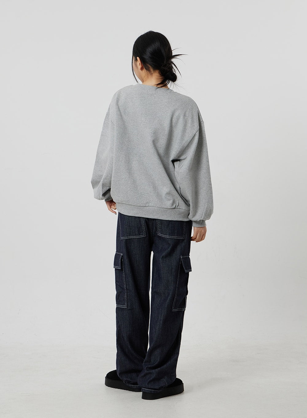 Wide Cargo Jeans CF302 in dark indigo, full-length back view on model, rear cargo and patch pockets with white contrast topstitching, wide-fit cotton denim drape clearly visible.