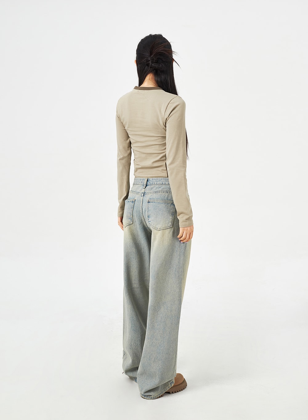 Light Blue Baggy Jeans CM323 in light blue, full-length back shot on model, two back pockets with contrast stitching, wide-leg washed denim pooling at floor, paired with khaki crop top.
