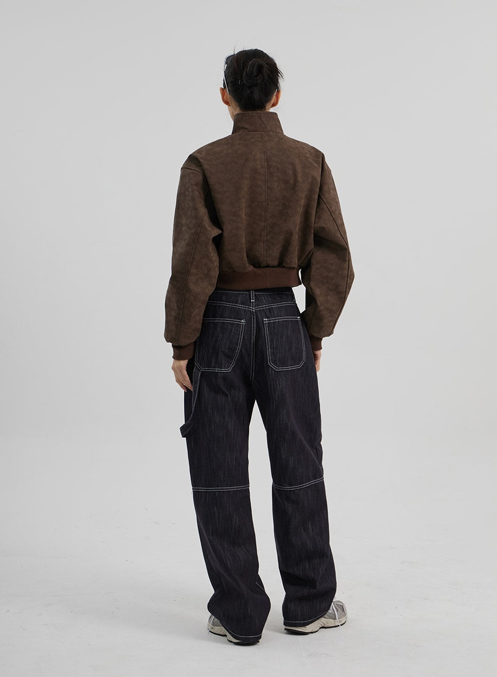 Mid-Rise Baggy Jeans CF307 in dark indigo, full-body back view on model, large utility back pockets and carpenter knee panel with white contrast topstitching, wide-leg cotton denim silhouette.
