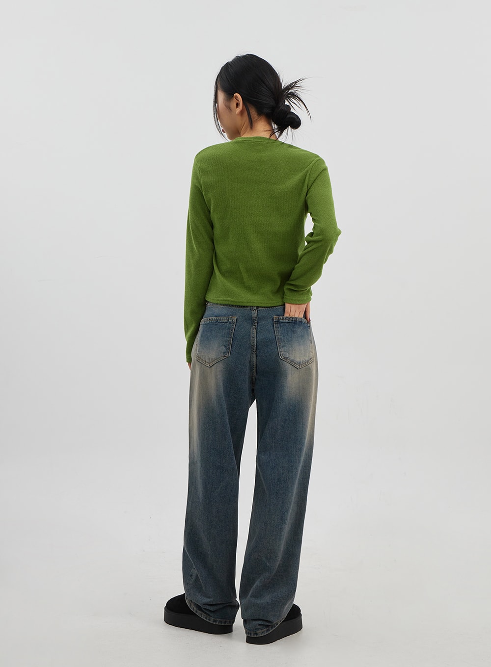 Mid-Rise Baggy Jeans Unisex CJ330 in vintage blue, full-body back view on model, dual back pockets with contrast stitching, all-over vintage fade wash, and wide-leg cotton denim silhouette.