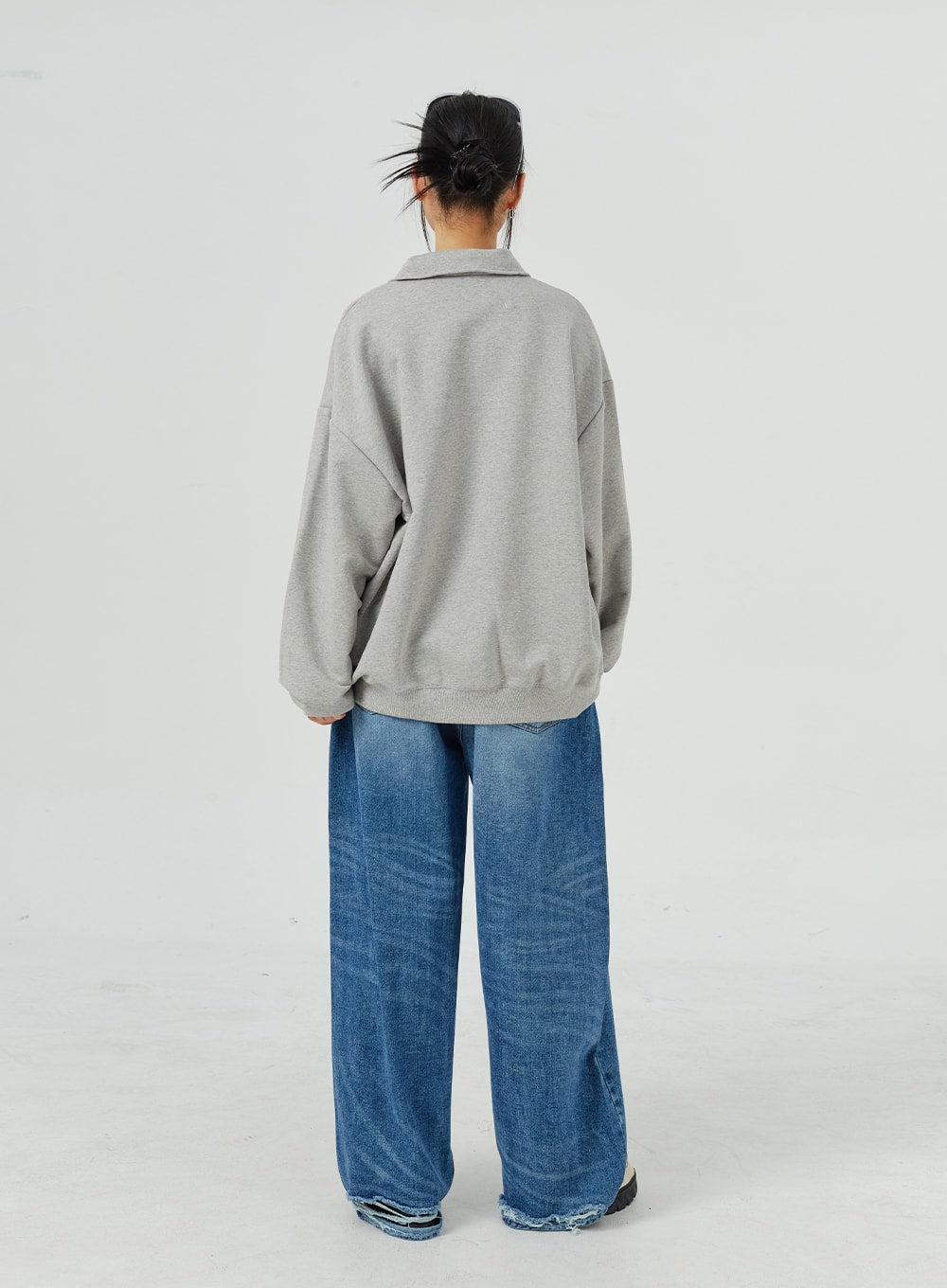 Oversized Jeans Unisex CM321 in blue, full-length back view on model, wide-leg denim with faded wash and frayed hem, showing relaxed back fit and silhouette.