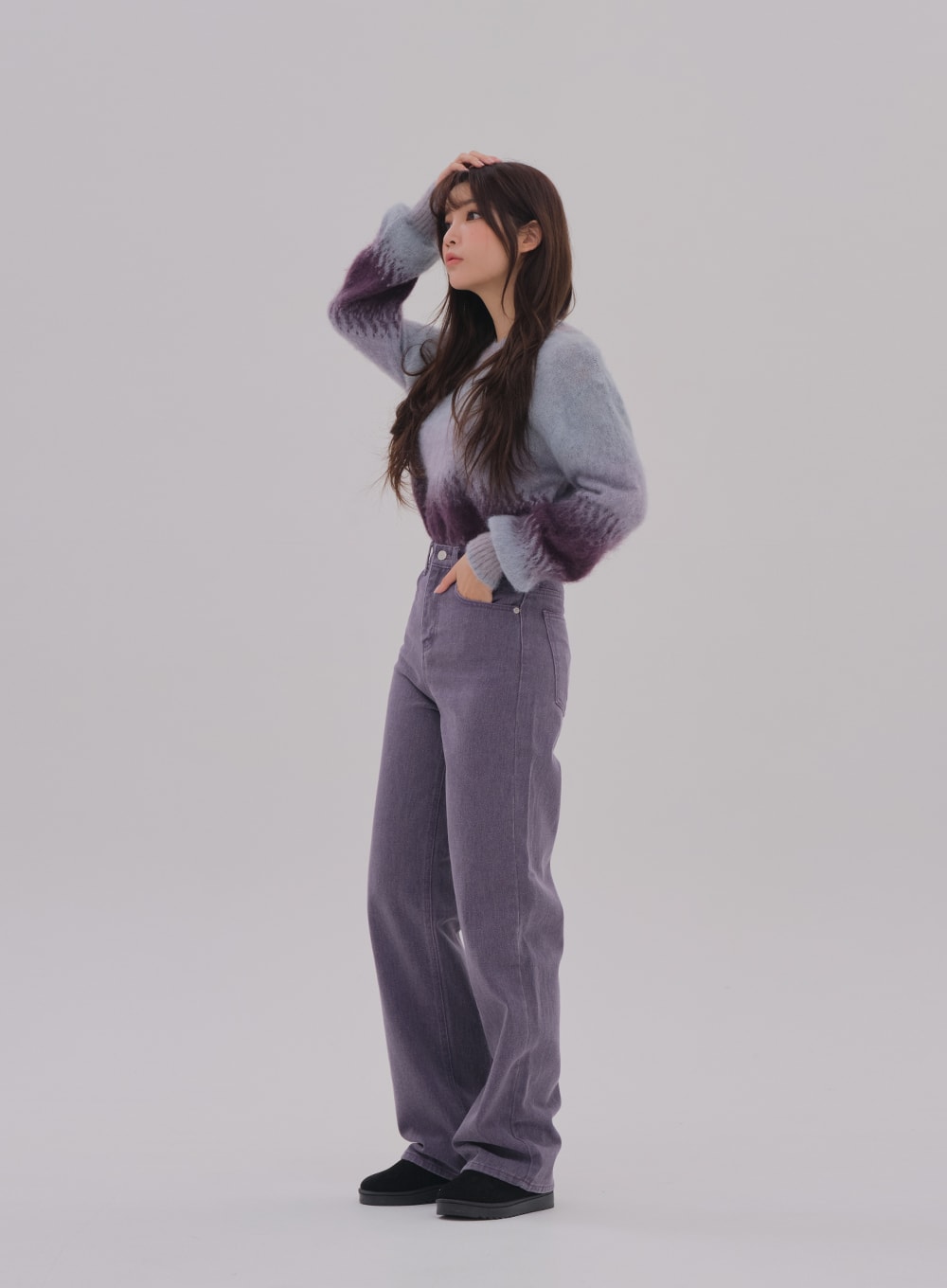 Wide Leg Color Jeans BS-A0812026 in purple, side view on model hand in pocket, high-waist wide-fit cotton denim, long leg length, paired with gradient knit sweater and black shoes.