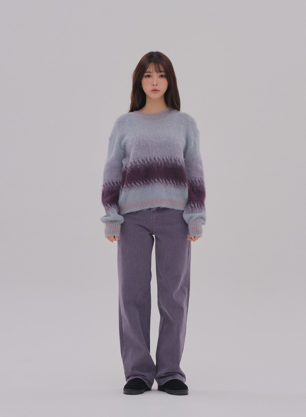 Wide Leg Color Jeans BS-A0812026 in purple, front full-length on model, high-waist wide-fit cotton denim, long length, paired with oversized gradient mohair sweater and black platform shoes.